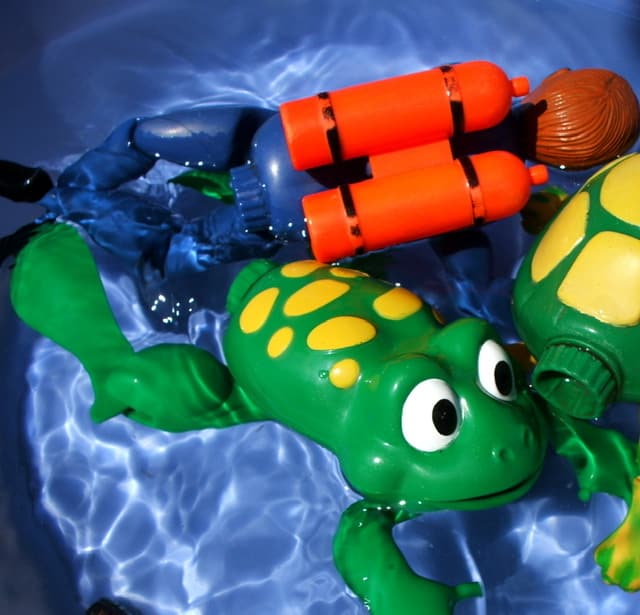 wind up bath toys green frog and blue diver