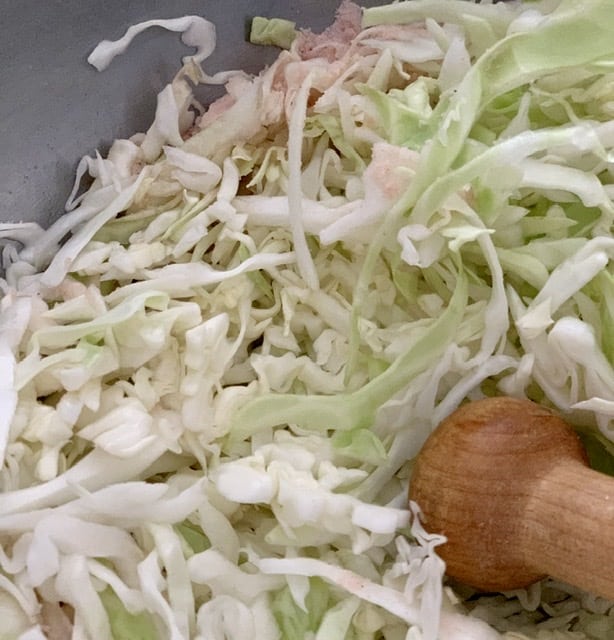 Smashing Shredded cabbage to ferment