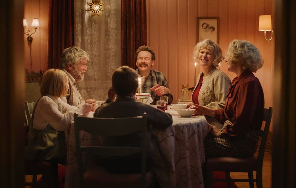 Family around a dining room table at Christmas. Teddy's Christmas is a film about a Christmas in Norway.